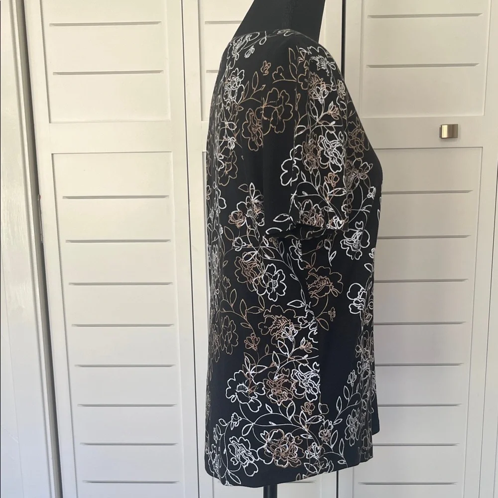 Chico's Black Short-Sleeve Floral Outline Tee Top Sz 1 - Picture 5 of 12